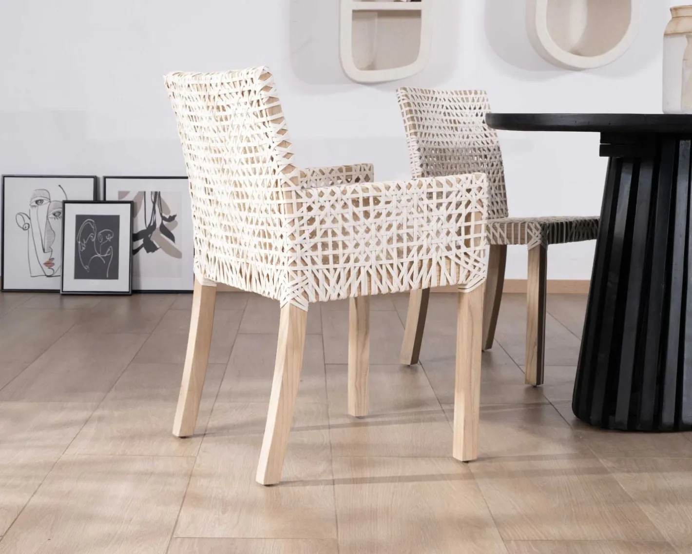 Best Chaise de repas avec accoudoirs en cuir blanc tressé et teck "Mambow" Chaise