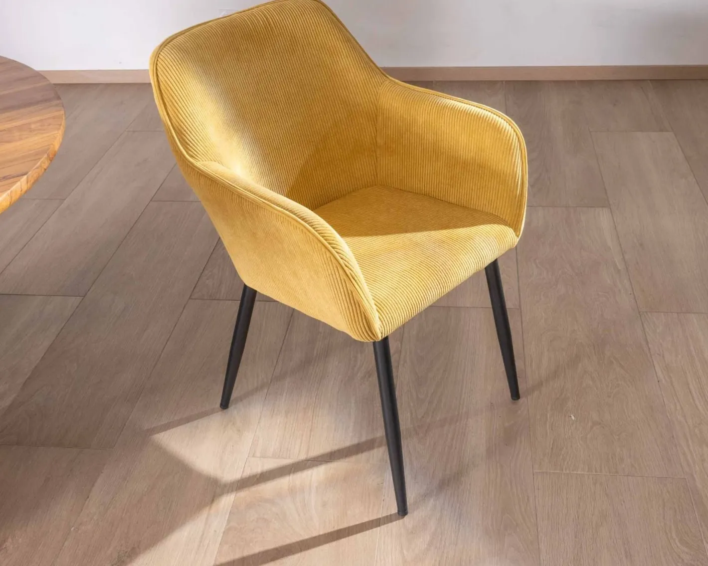 Clearance Chaise de repas avec accoudoirs en velours côtelé jaune "Scotty" et pieds métal noir Chaise