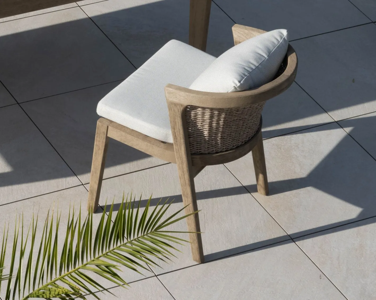 Sale Chaise de repas confortable et haut de gamme en teck sablé avec coussins beiges "Vérone" Chaise