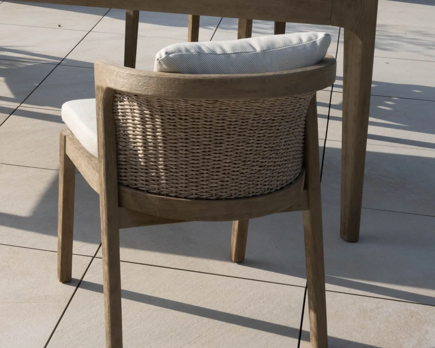 Sale Chaise de repas confortable et haut de gamme en teck sablé avec coussins beiges "Vérone" Chaise