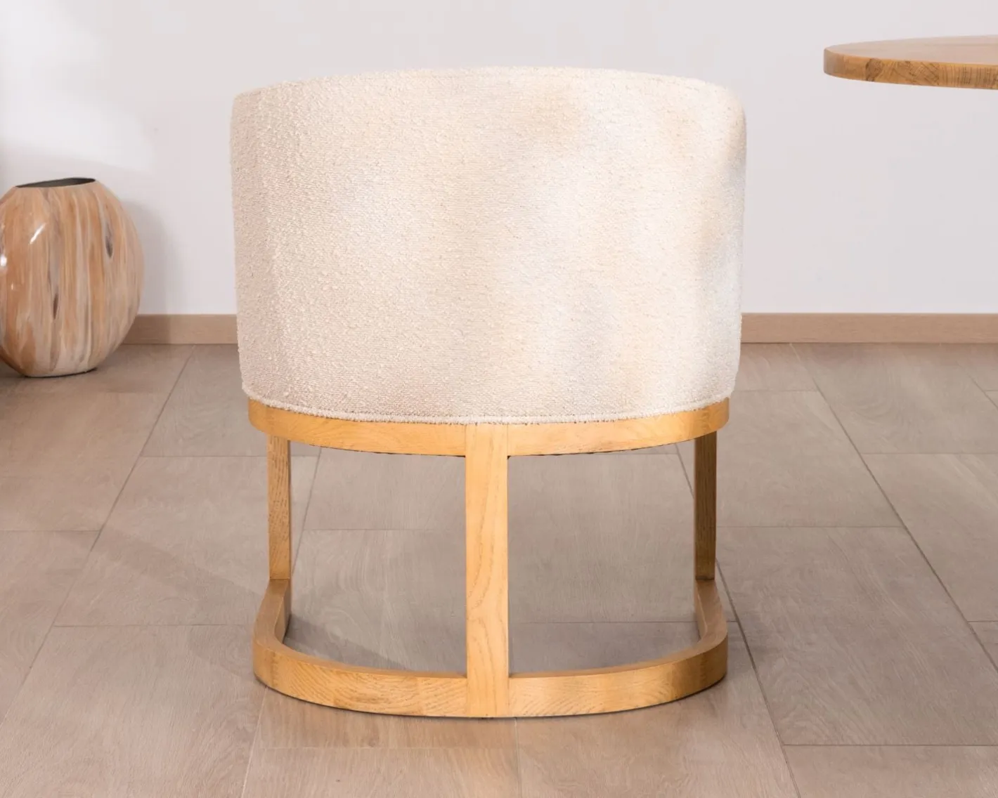 New Chaise de repas enveloppante style rétro chic "Isadora" tissu beige et bois Chaise