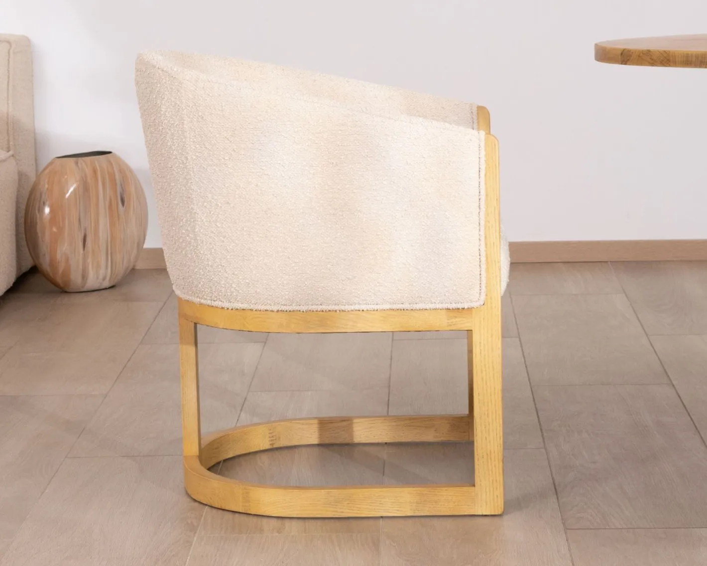 New Chaise de repas enveloppante style rétro chic "Isadora" tissu beige et bois Chaise
