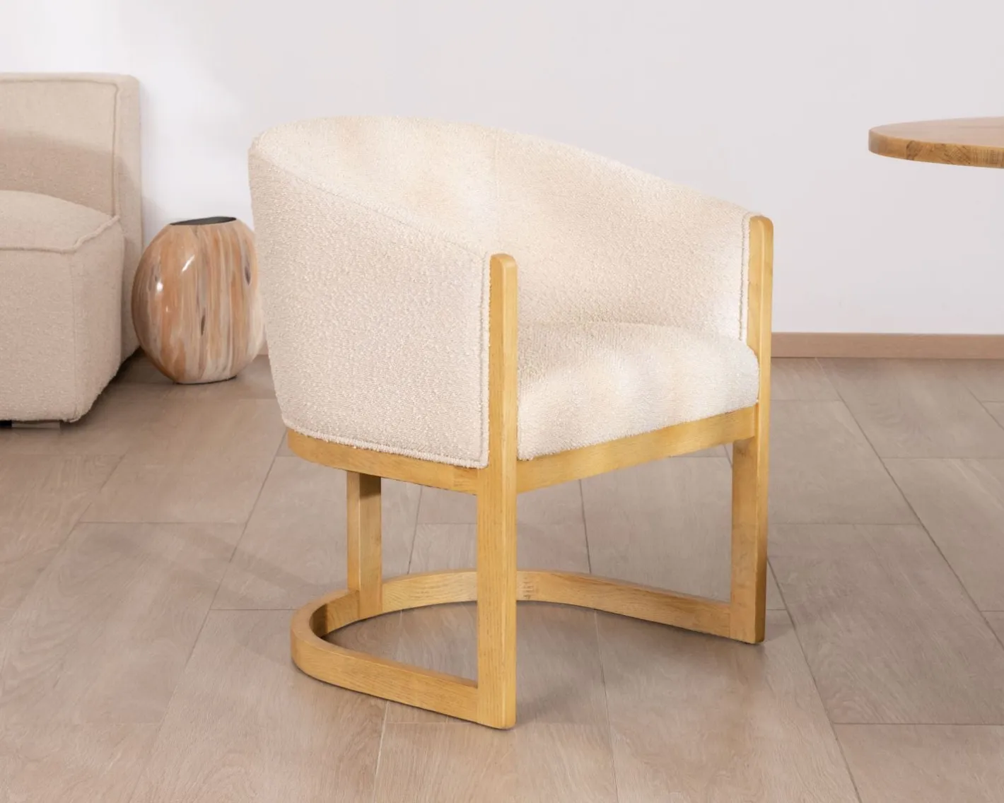 New Chaise de repas enveloppante style rétro chic "Isadora" tissu beige et bois Chaise