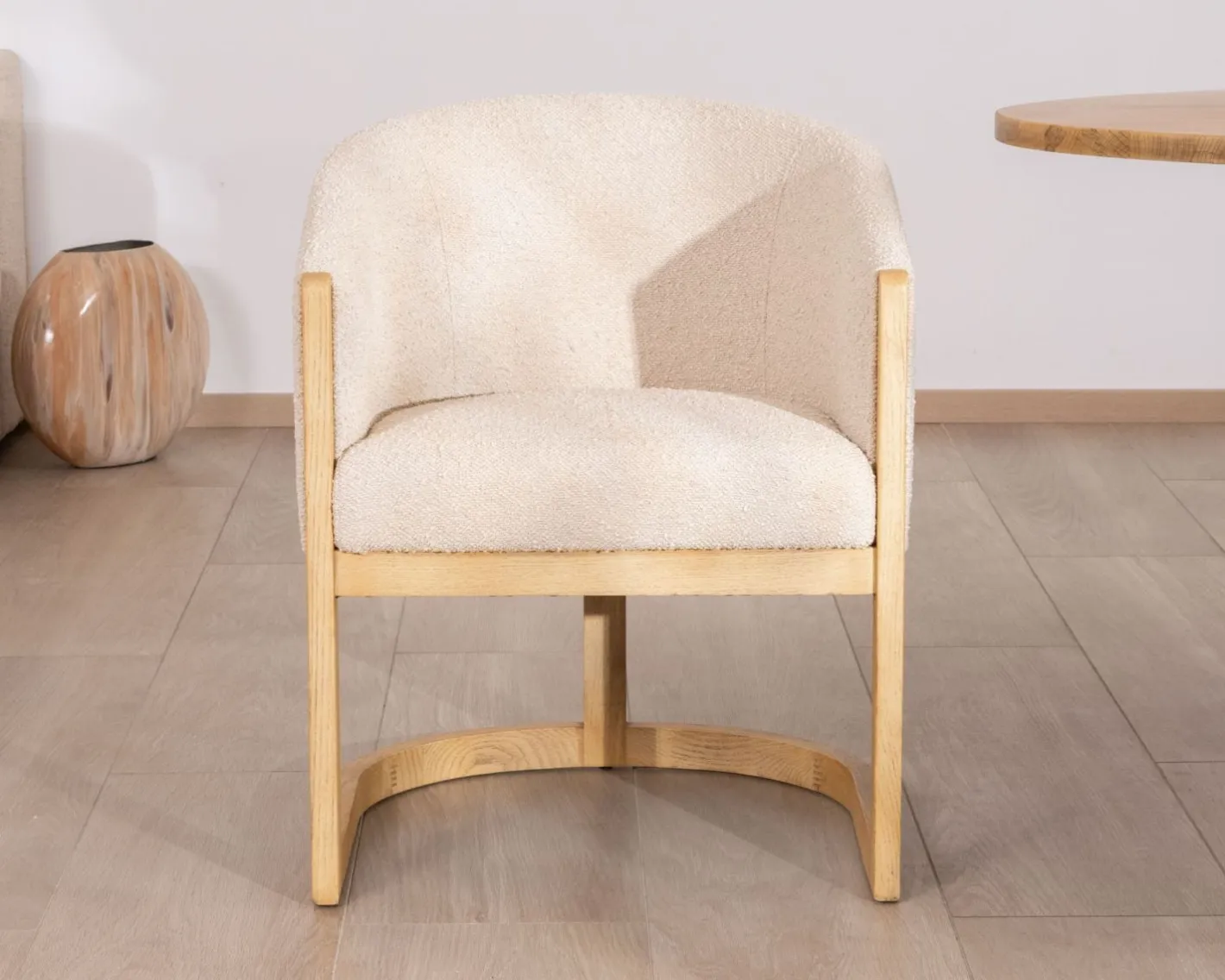 New Chaise de repas enveloppante style rétro chic "Isadora" tissu beige et bois Chaise