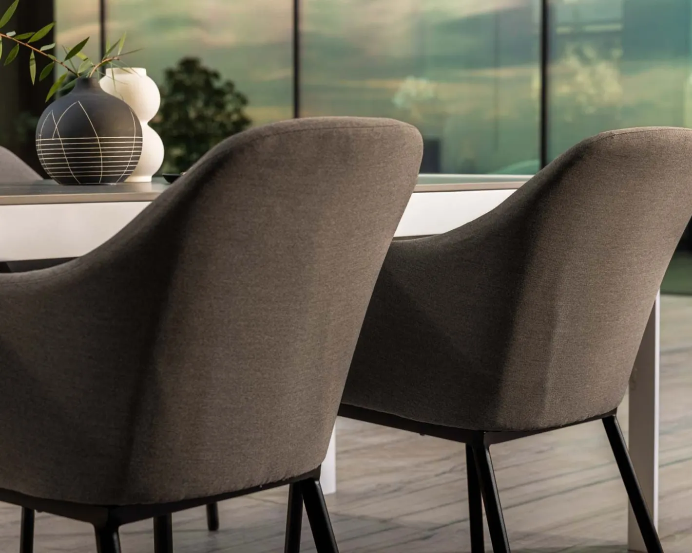 New Chaise d'extérieur moderne et enveloppante en tissu Sunbrella gris foncé "Sokha Beach" Chaise