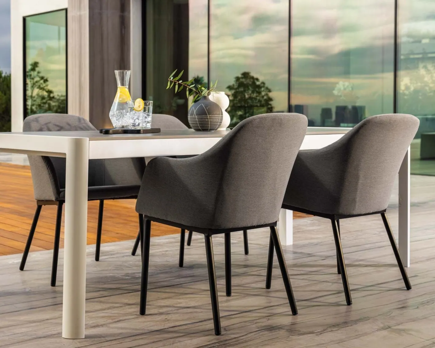 New Chaise d'extérieur moderne et enveloppante en tissu Sunbrella gris foncé "Sokha Beach" Chaise