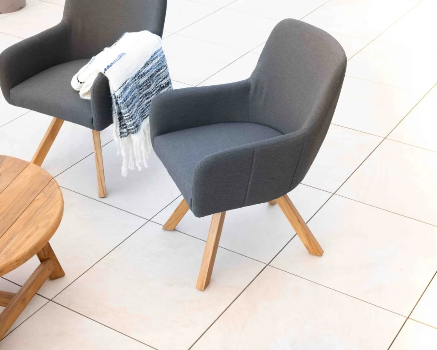 New Chaise en tissu Sunbrella gris foncé et pieds teck "Lombok" Chaise