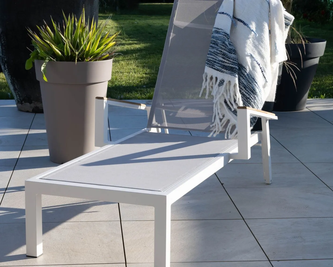 Online Chaise longue grise avec accoudoirs teck "Dolce Vita" en aluminium blanc Bain De Soleil