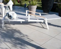 Online Chaise longue grise avec accoudoirs teck