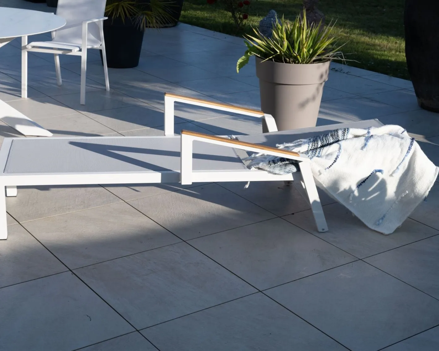 Online Chaise longue grise avec accoudoirs teck "Dolce Vita" en aluminium blanc Bain De Soleil