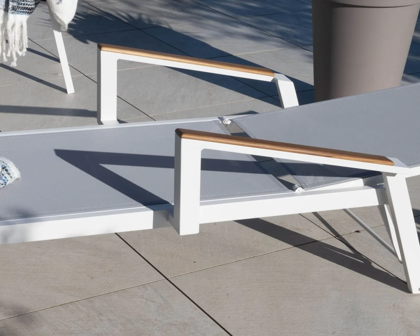 Online Chaise longue grise avec accoudoirs teck "Dolce Vita" en aluminium blanc Bain De Soleil