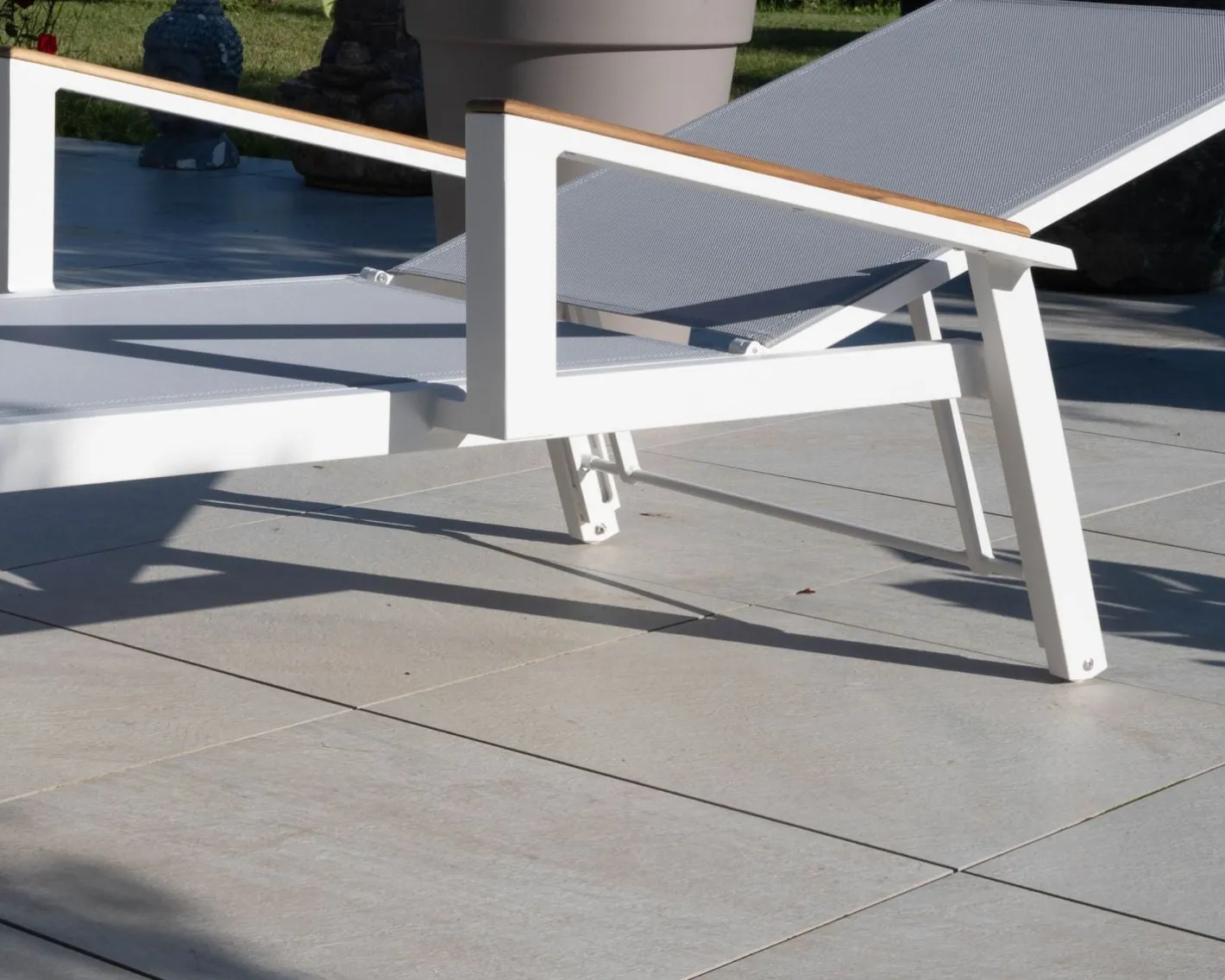 Online Chaise longue grise avec accoudoirs teck "Dolce Vita" en aluminium blanc Bain De Soleil
