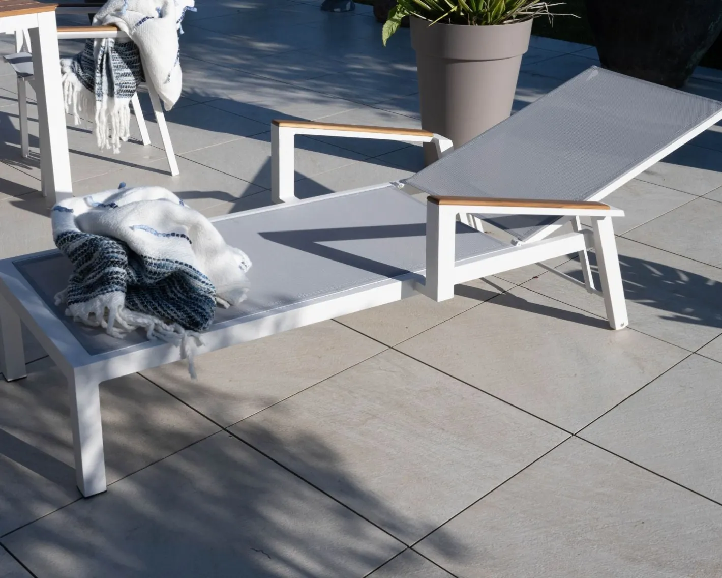 Online Chaise longue grise avec accoudoirs teck "Dolce Vita" en aluminium blanc Bain De Soleil