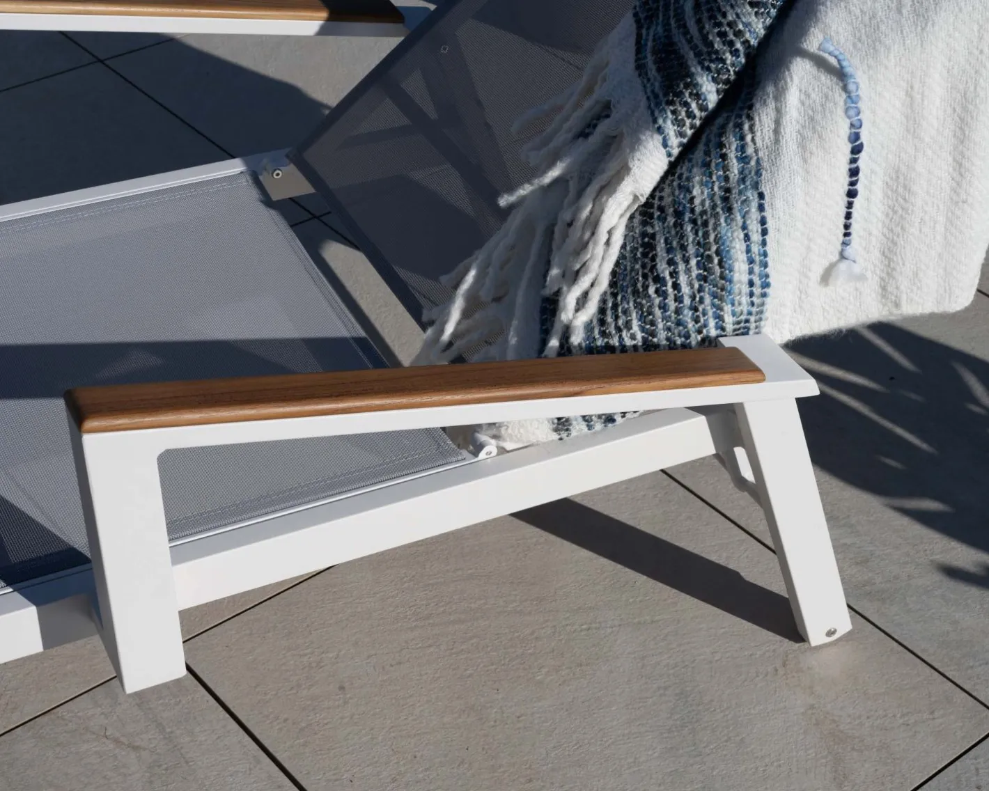 Online Chaise longue grise avec accoudoirs teck "Dolce Vita" en aluminium blanc Bain De Soleil