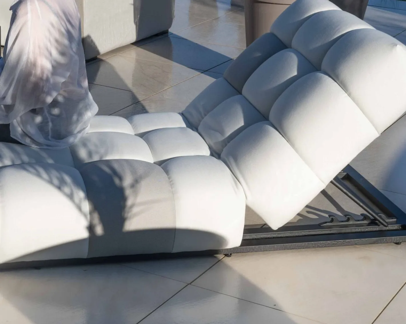 Discount Chaise longue haut de gamme en tissu beige et gris clair "Lazy Beach" Bain De Soleil