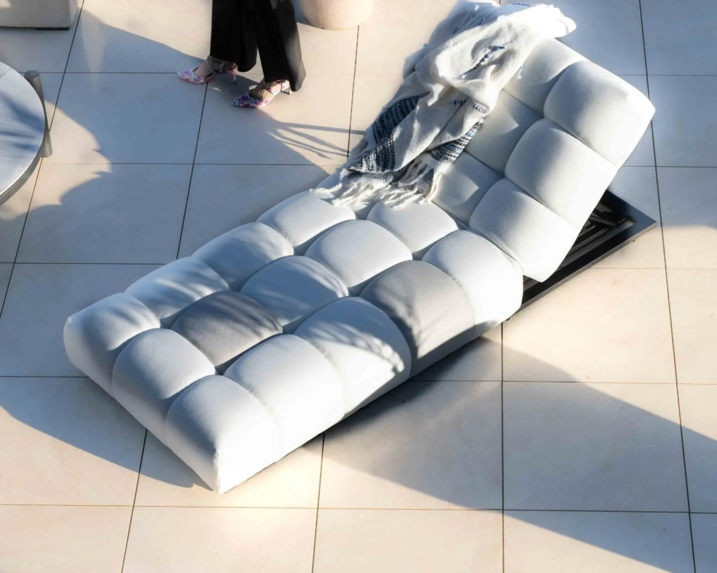 Discount Chaise longue haut de gamme en tissu beige et gris clair "Lazy Beach" Bain De Soleil