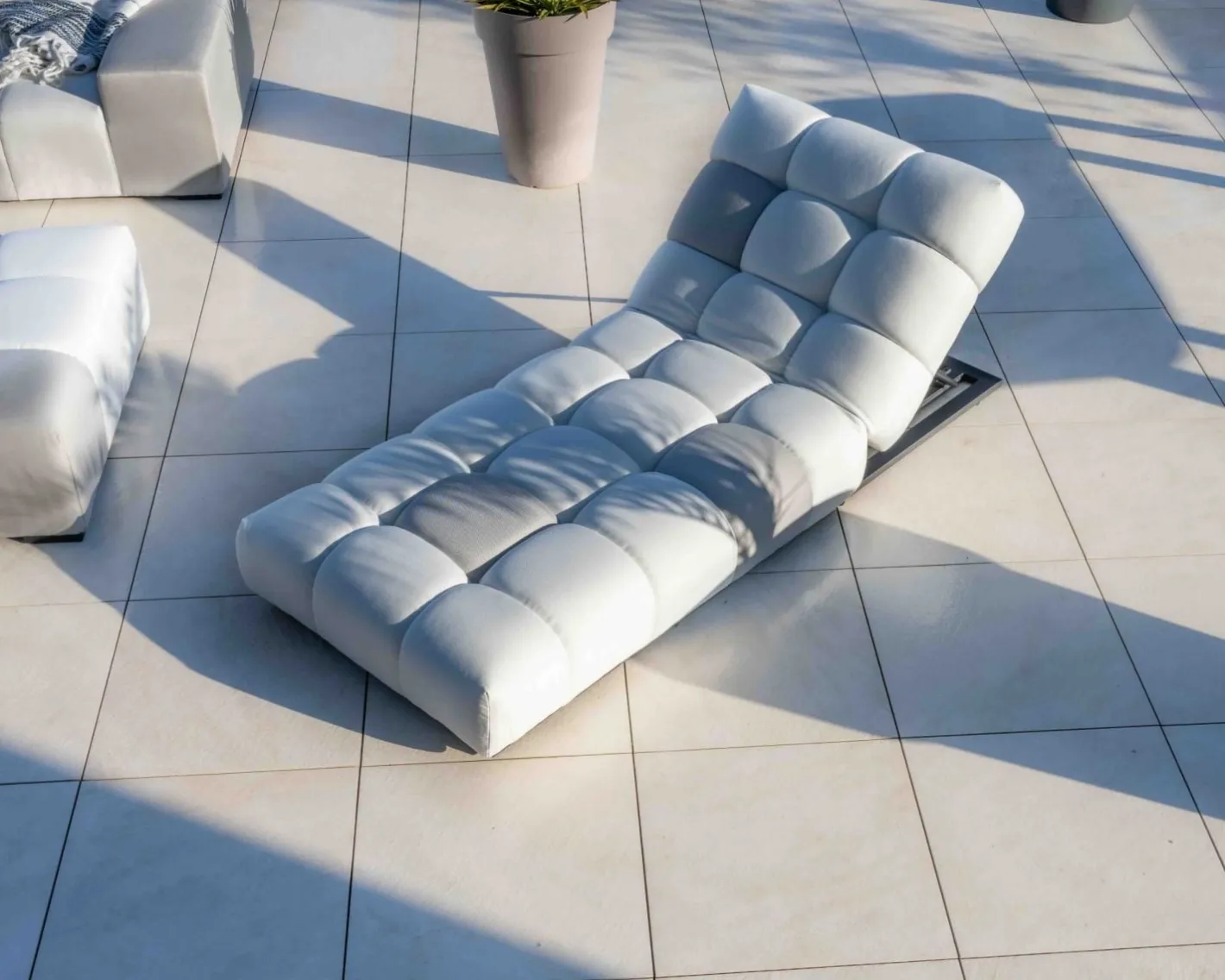 Discount Chaise longue haut de gamme en tissu beige et gris clair "Lazy Beach" Bain De Soleil