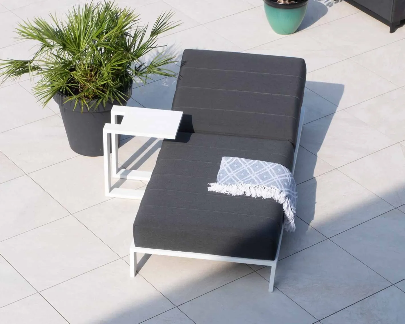 Discount Chaise longue haut de gamme matelassée gris foncé alu blanc "Terrasse" Bain De Soleil
