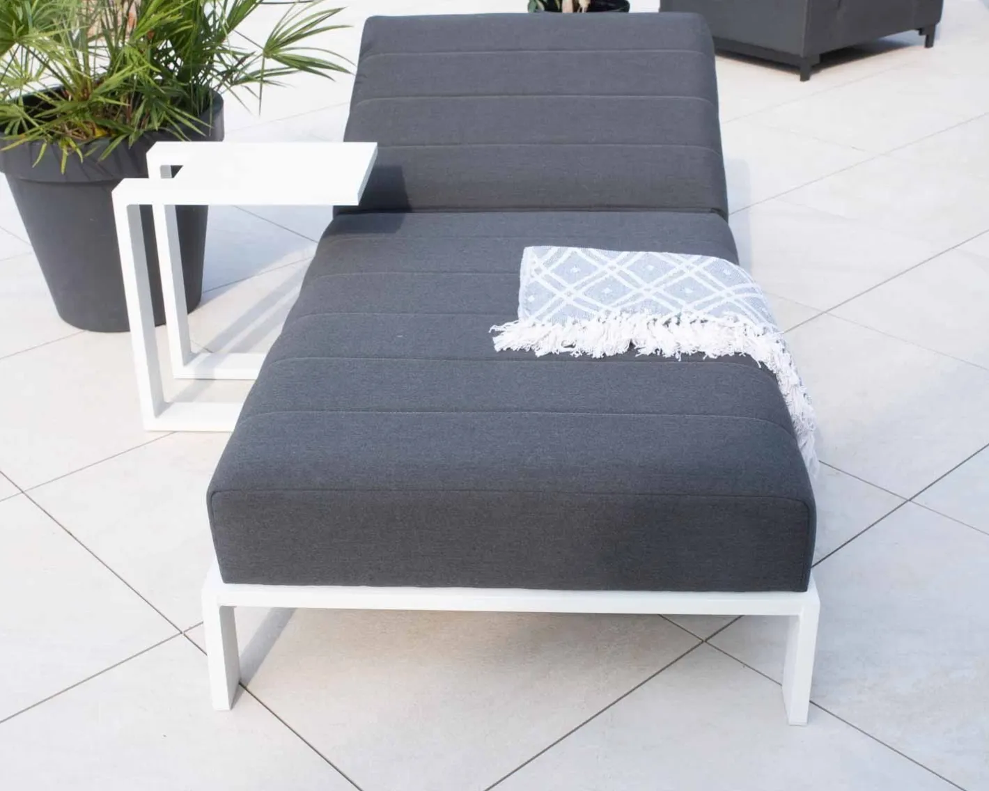 Discount Chaise longue haut de gamme matelassée gris foncé alu blanc "Terrasse" Bain De Soleil