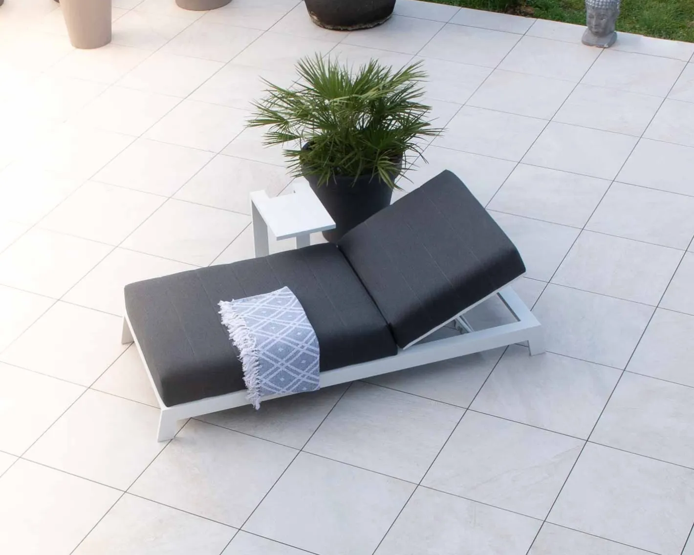 Discount Chaise longue haut de gamme matelassée gris foncé alu blanc "Terrasse" Bain De Soleil