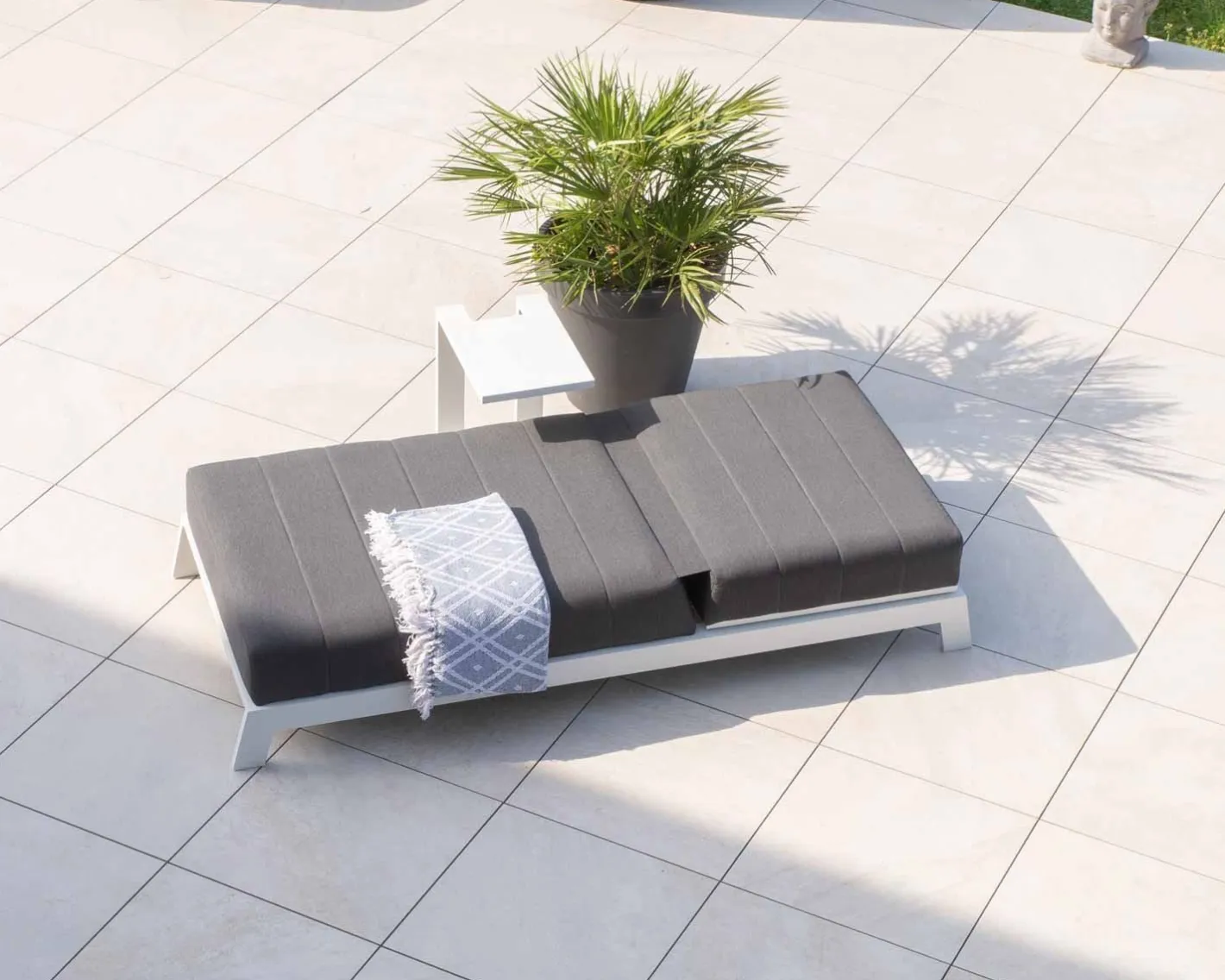 Discount Chaise longue haut de gamme matelassée gris foncé alu blanc "Terrasse" Bain De Soleil