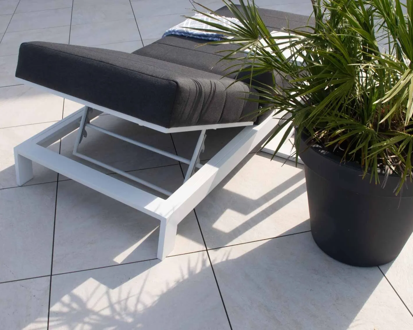 Discount Chaise longue haut de gamme matelassée gris foncé alu blanc "Terrasse" Bain De Soleil