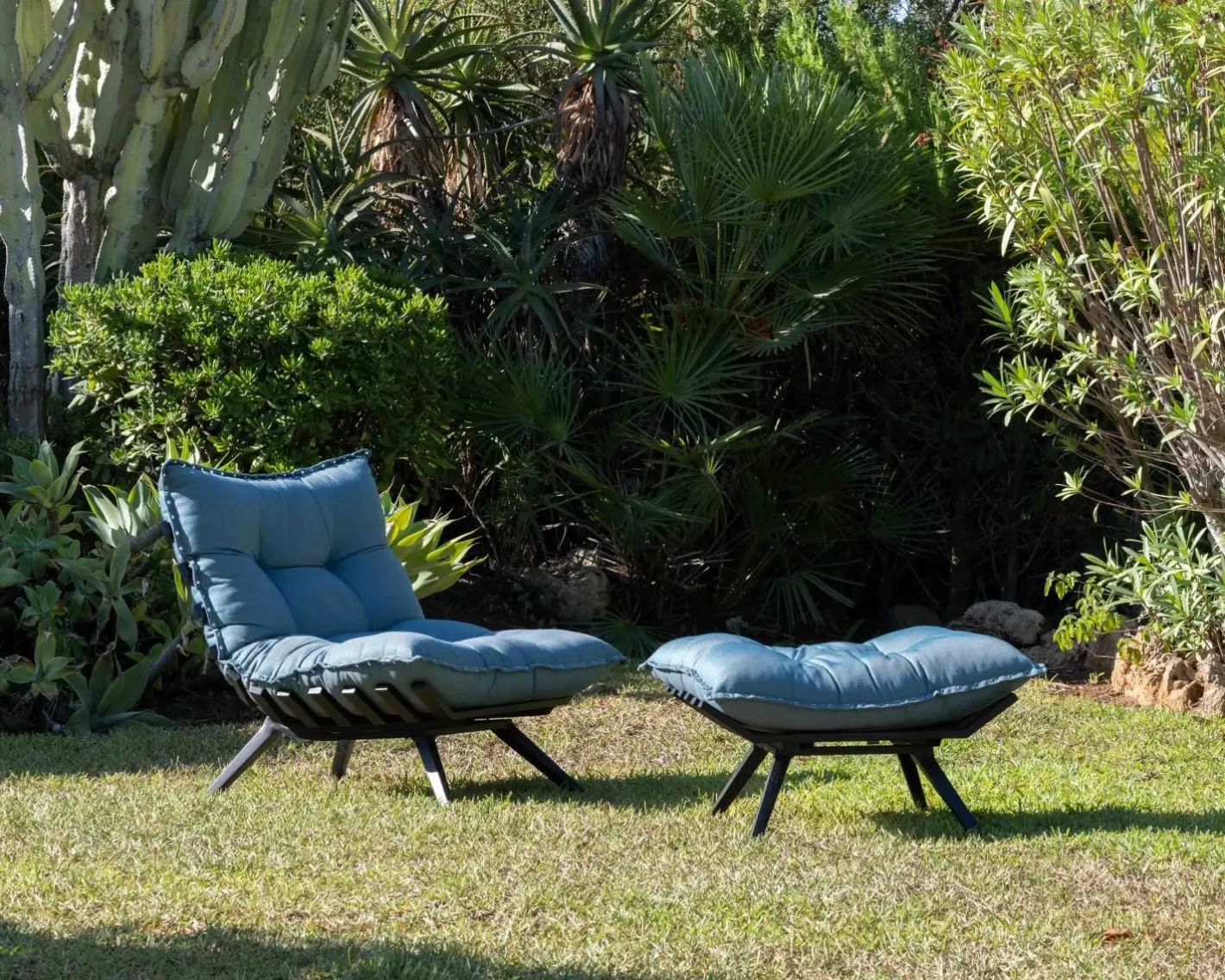 Chaise longue haut de gamme turquoise et noire avec repose-pieds modulaire "Lisca" Bain De Soleil|Fauteuil De Jardin