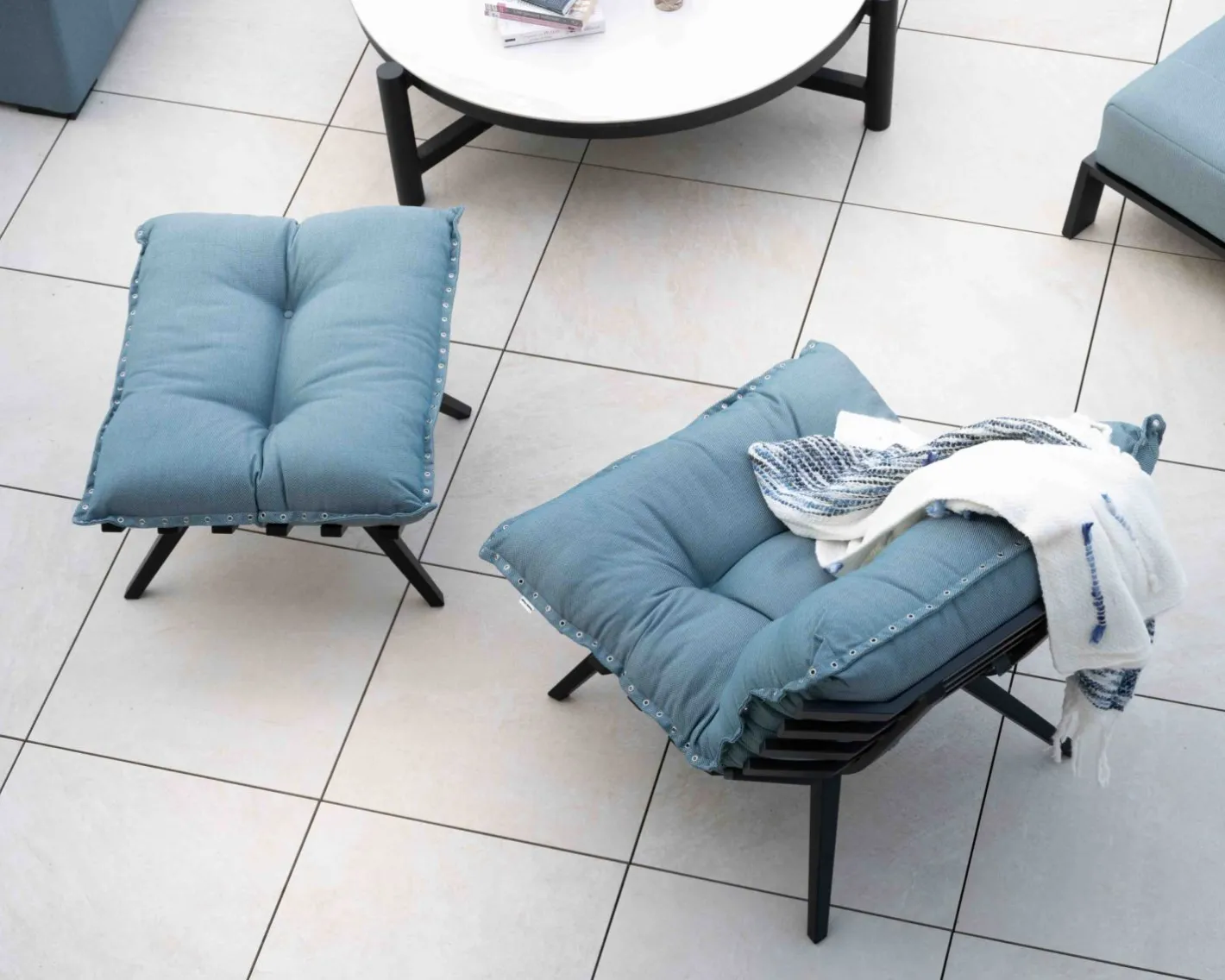 Chaise longue haut de gamme turquoise et noire avec repose-pieds modulaire "Lisca" Bain De Soleil|Fauteuil De Jardin