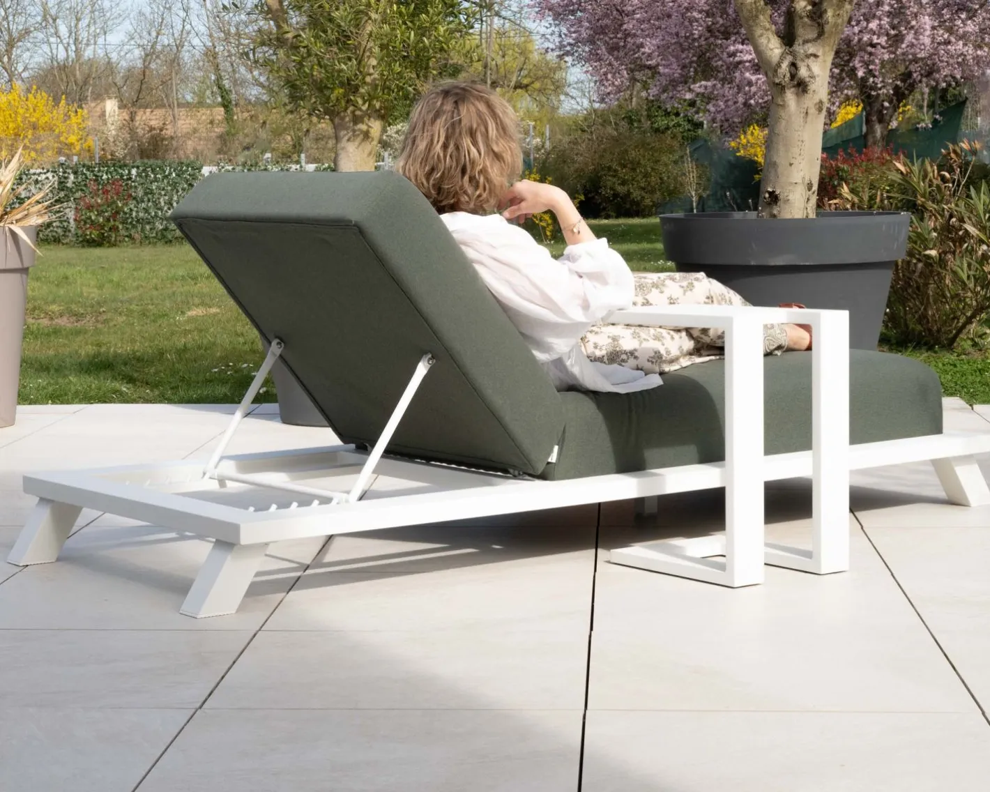 Hot Chaise longue ultra confort en tissu vert kaki et structure aluminium blanche "Nusa Pedina" Bain De Soleil