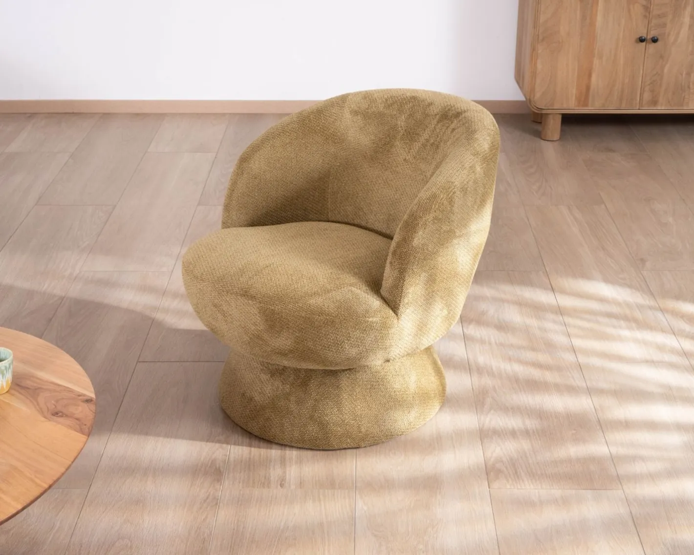 Sale Chauffeuse design enveloppant sur pied 360° en tissu chenillé vert doré "Ladoga" Fauteuil