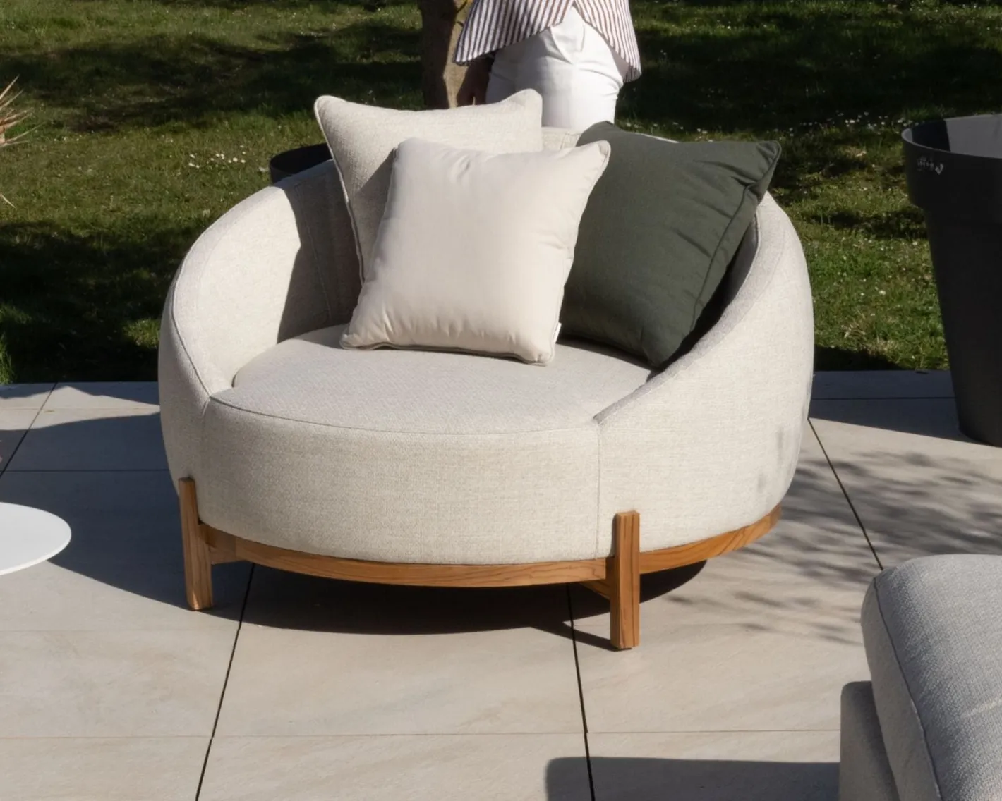 Online Chauffeuse ronde XL en tissu spécial extérieur blanc chiné "Roncobello" avec coussins déco Fauteuil De Jardin