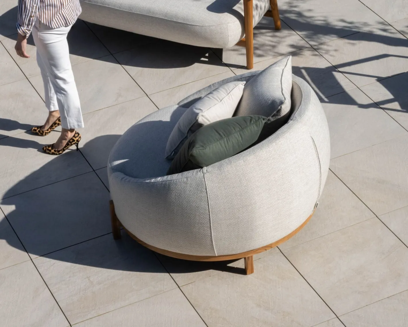 Online Chauffeuse ronde XL en tissu spécial extérieur blanc chiné "Roncobello" avec coussins déco Fauteuil De Jardin