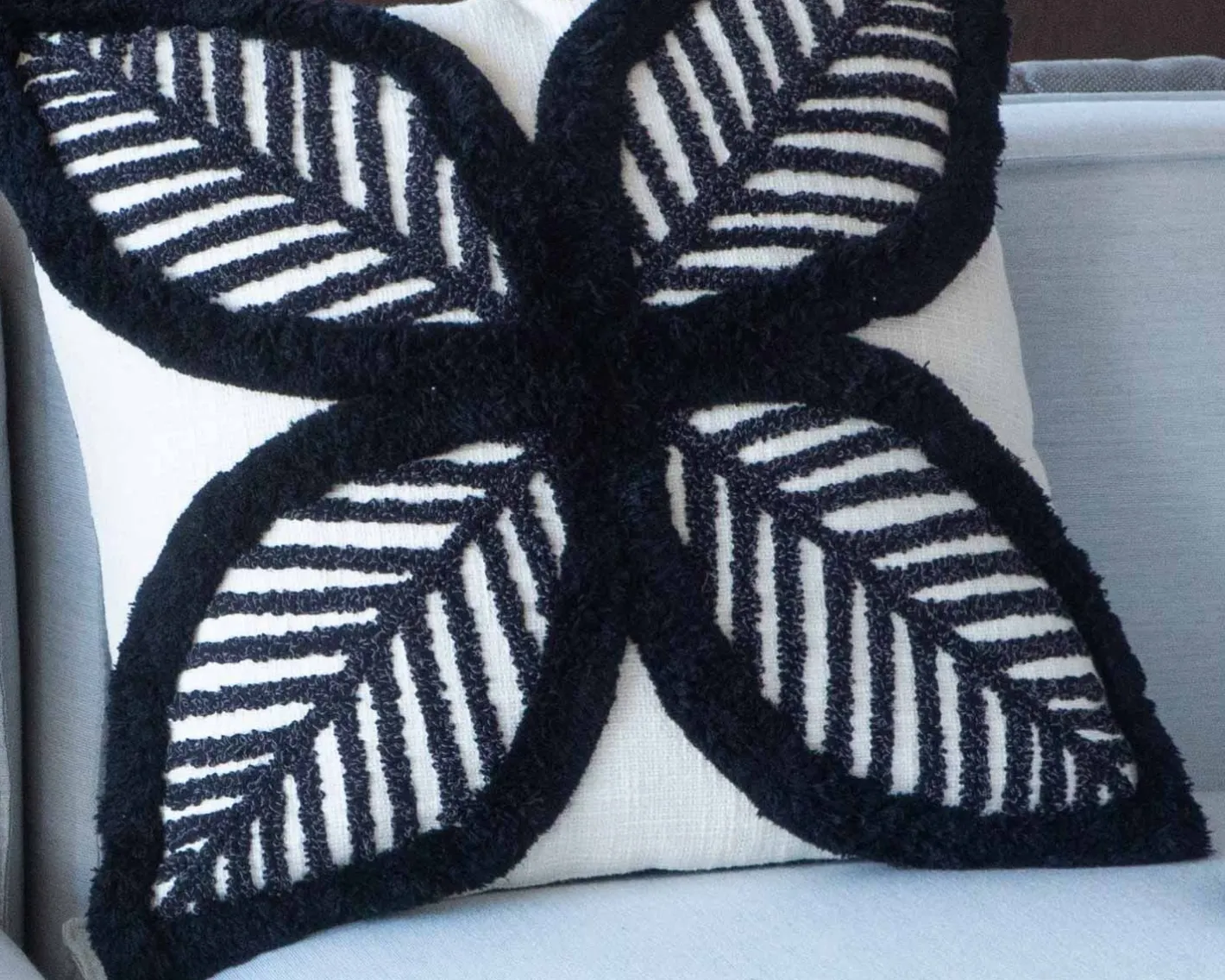 Hot Coussin brodé motif feuillage ultra graphique "Kavon" 45x45cm Décoration