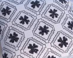 Outlet Coussin décoratif en coton blanc avec motif brodés et pompons