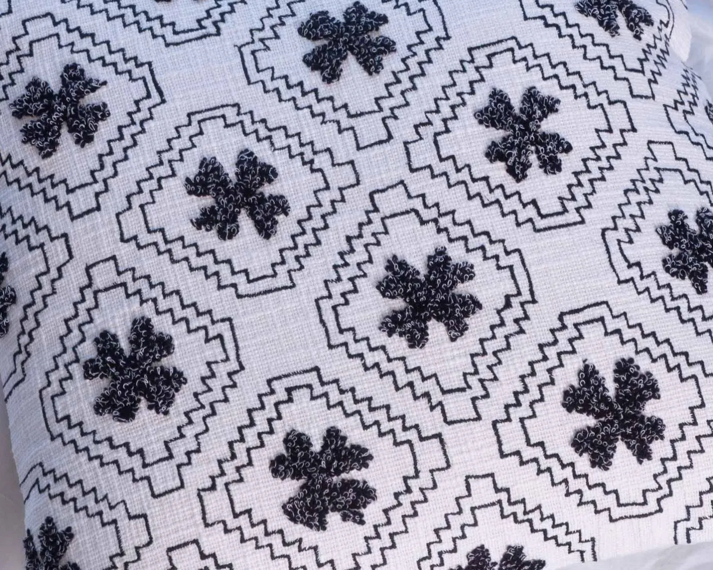 Outlet Coussin décoratif en coton blanc avec motif brodés et pompons "Kavon" Décoration