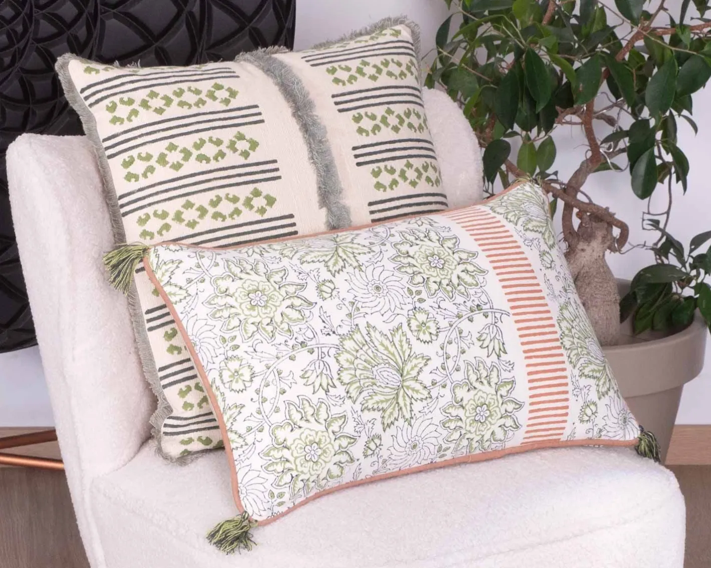 Sale Coussin en tissu motif floral vert rose "Solira" finition passepoil Décoration