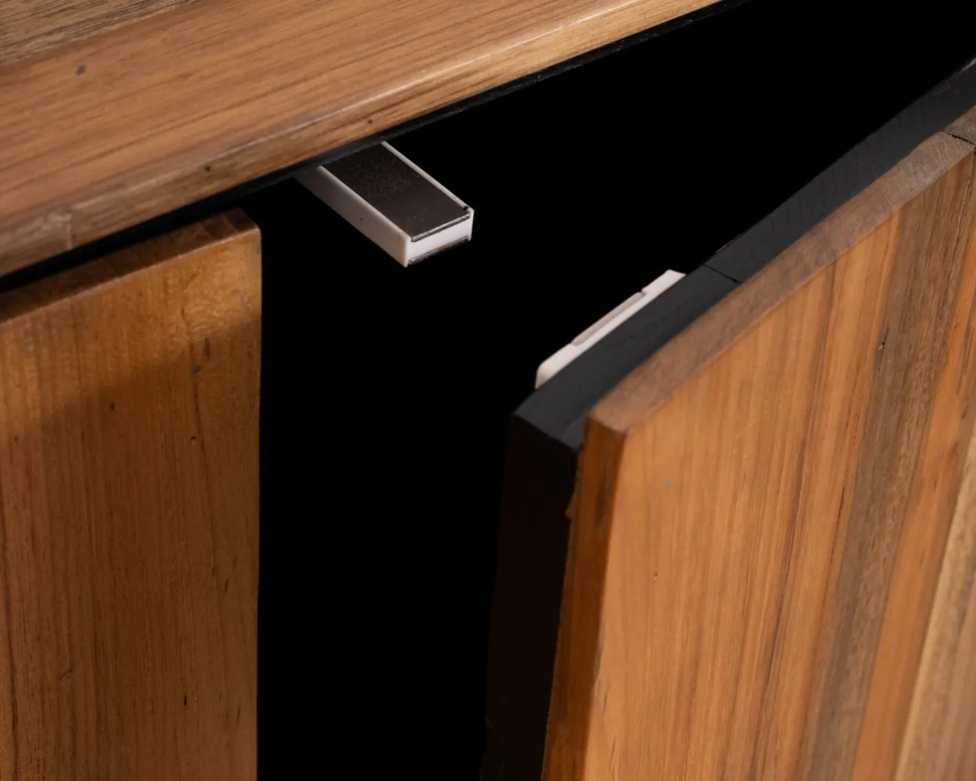 Online Enfilade contemporaine 4 portes en teck naturel et métal noir "Olonie" Buffet Et Bahut