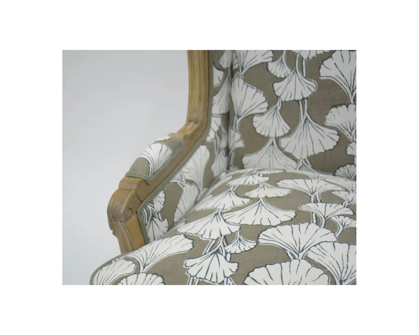 Outlet Fauteuil bergère imprimé ginko taupe et crème "Sofia" ultra confort Fauteuil Bergère