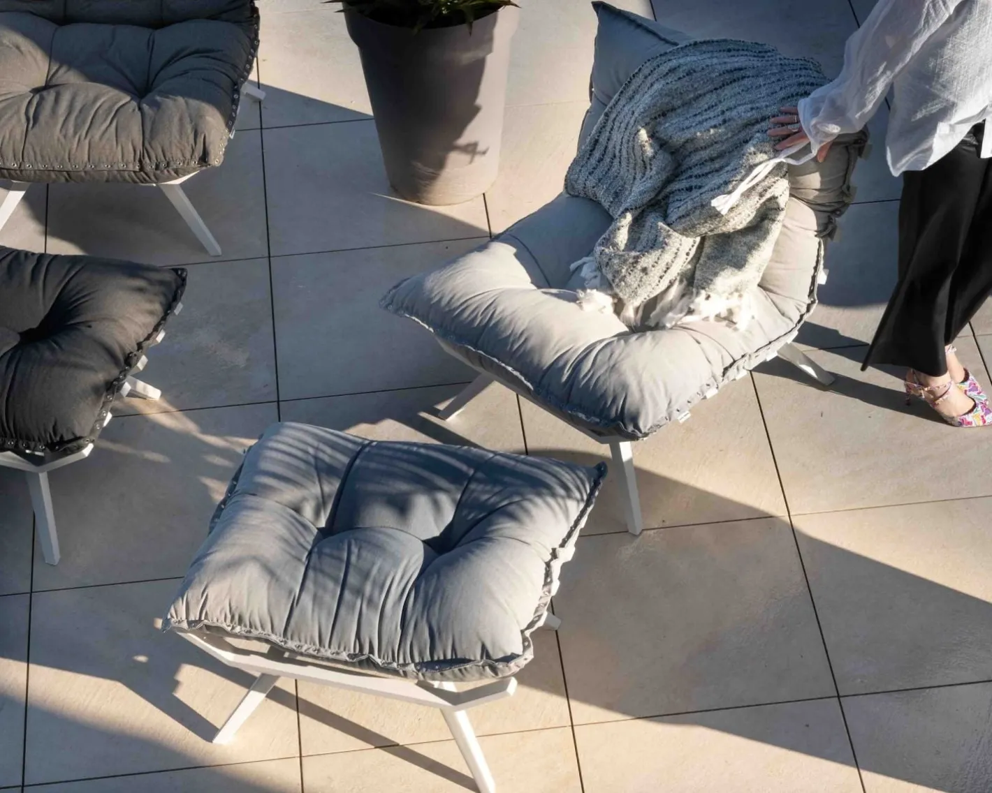 Hot Fauteuil de détente en tissu gris clair grand confort avec pouf "Lisca" Bain De Soleil|Fauteuil De Jardin