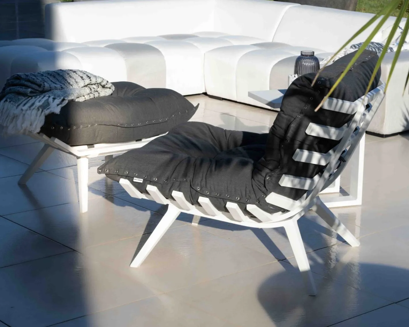 Hot Fauteuil d'extérieur grand confort avec repose-pieds modulaire gris foncé et blanc "Lisca" Bain De Soleil|Fauteuil De Jardin
