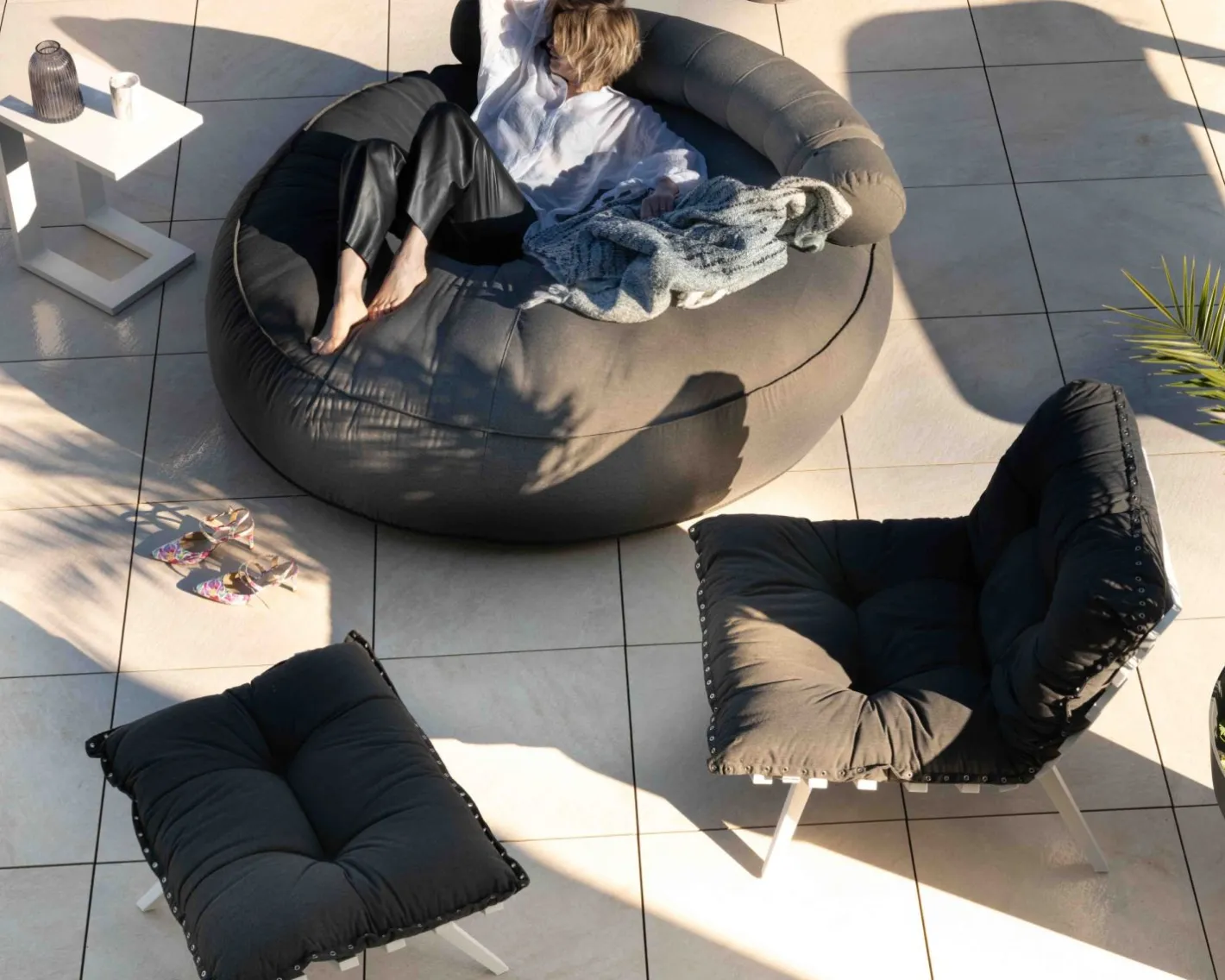 Hot Fauteuil d'extérieur grand confort avec repose-pieds modulaire gris foncé et blanc "Lisca" Bain De Soleil|Fauteuil De Jardin