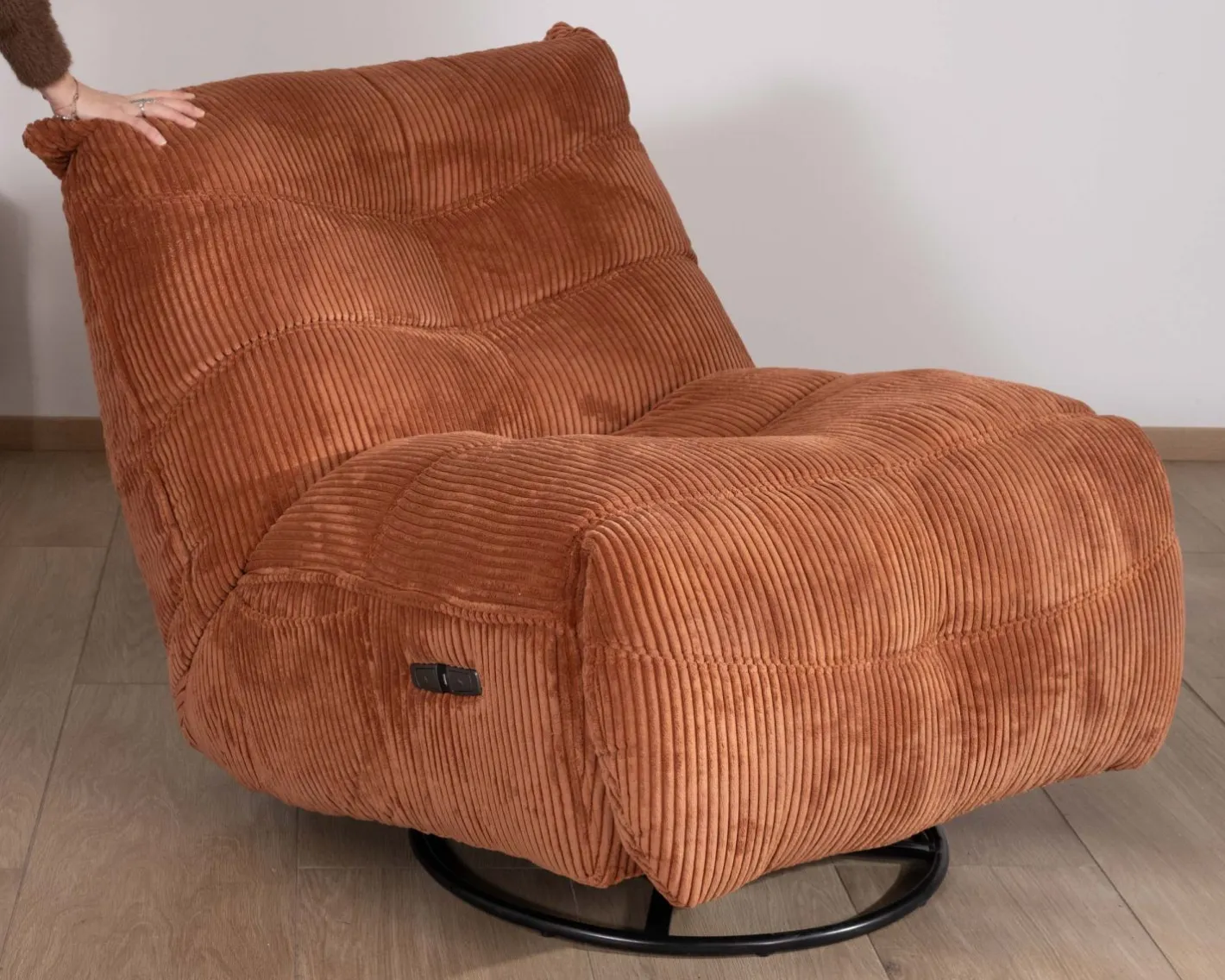 Outlet Fauteuil enveloppant en velours côtelé terracotta "Cascada" rotatif avec repose-pieds relevable Fauteuil