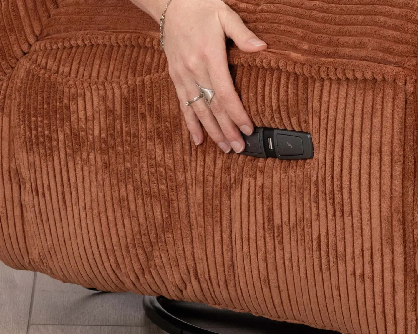 Outlet Fauteuil enveloppant en velours côtelé terracotta "Cascada" rotatif avec repose-pieds relevable Fauteuil