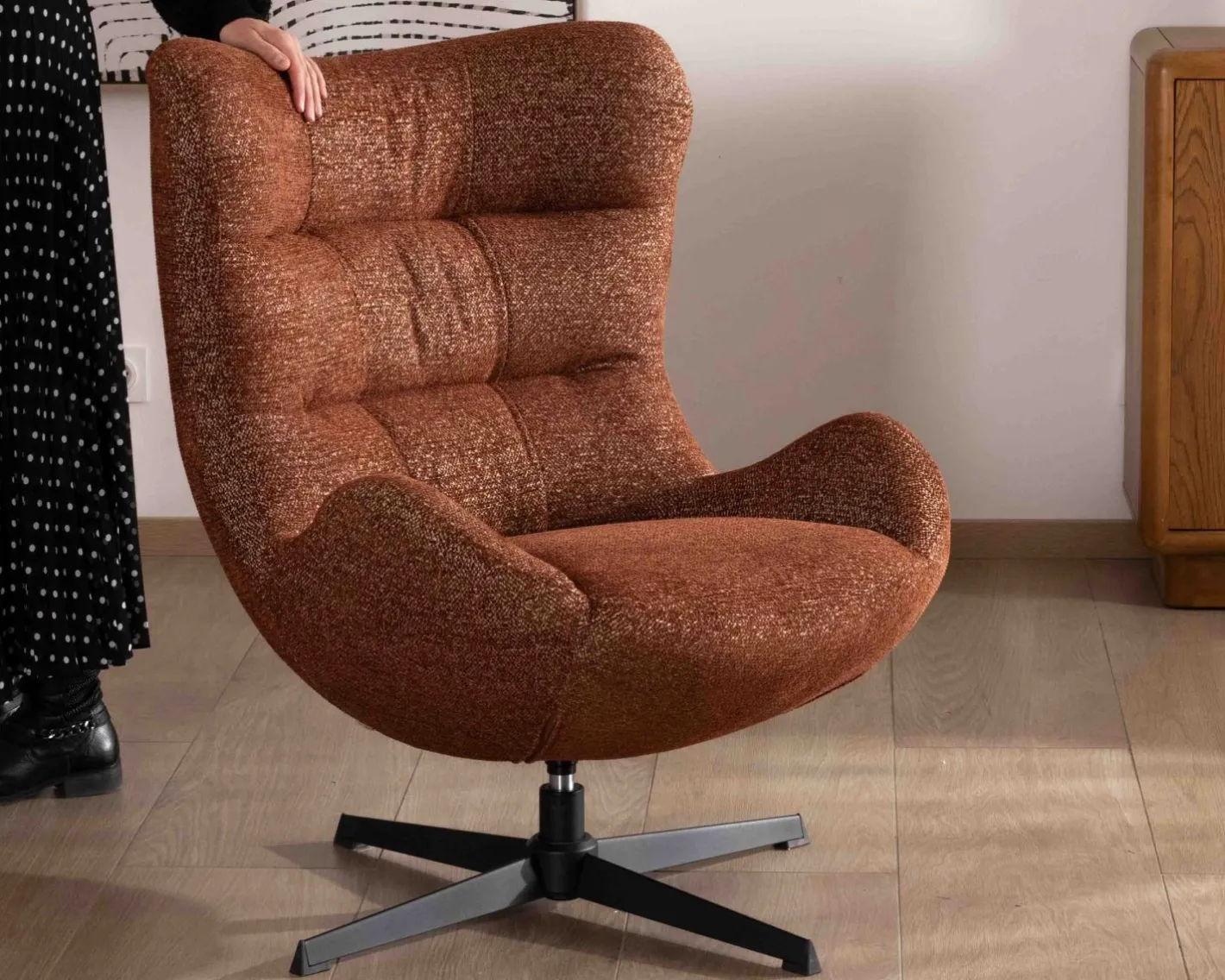 Hot Fauteuil enveloppant et pivotant esprit cocooning et rétro "Calista" en tissu bouclette terracotta Fauteuil