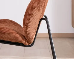 Fauteuil lounge design en velours côtelé rouille