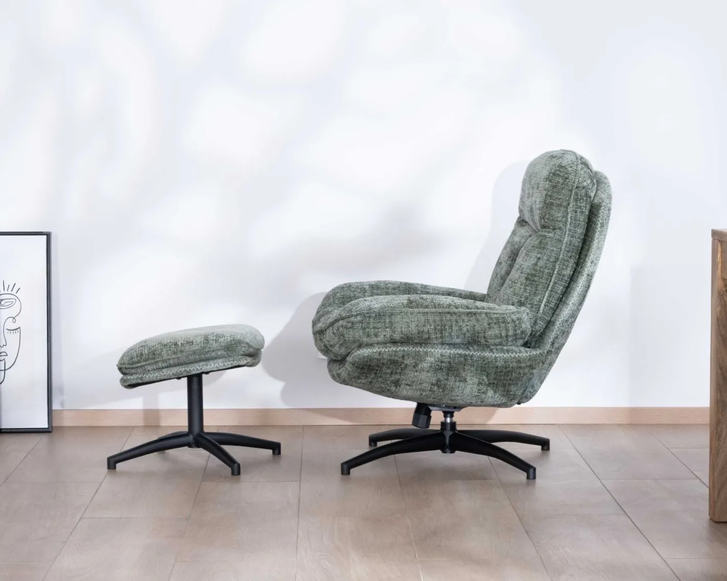 New Fauteuil rotatif design rétro en tissu soyeux vert sauge "Branson" avec pouf Fauteuil