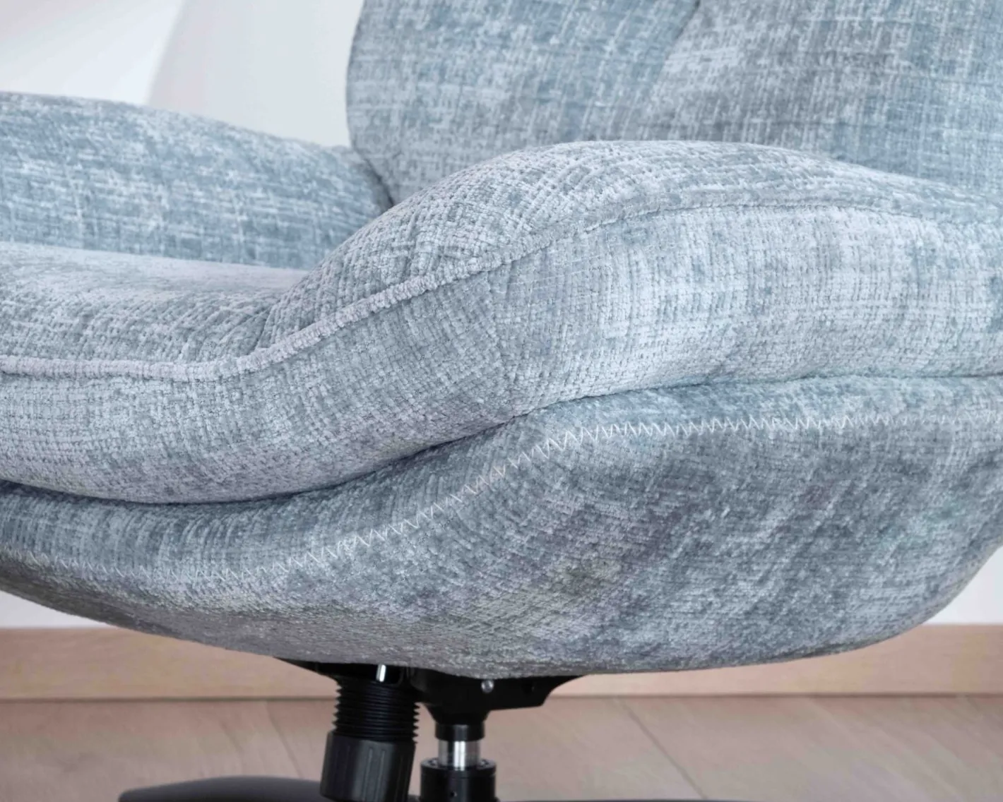 Outlet Fauteuil rotatif enveloppant avec repose-pieds "Branson" en tissu bleu glacier Fauteuil