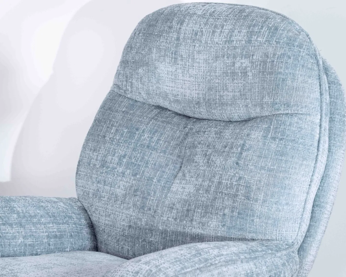 Outlet Fauteuil rotatif enveloppant avec repose-pieds "Branson" en tissu bleu glacier Fauteuil