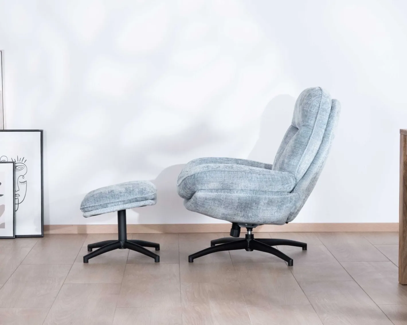 Outlet Fauteuil rotatif enveloppant avec repose-pieds "Branson" en tissu bleu glacier Fauteuil
