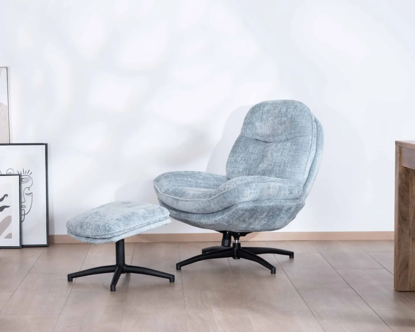 Outlet Fauteuil rotatif enveloppant avec repose-pieds "Branson" en tissu bleu glacier Fauteuil
